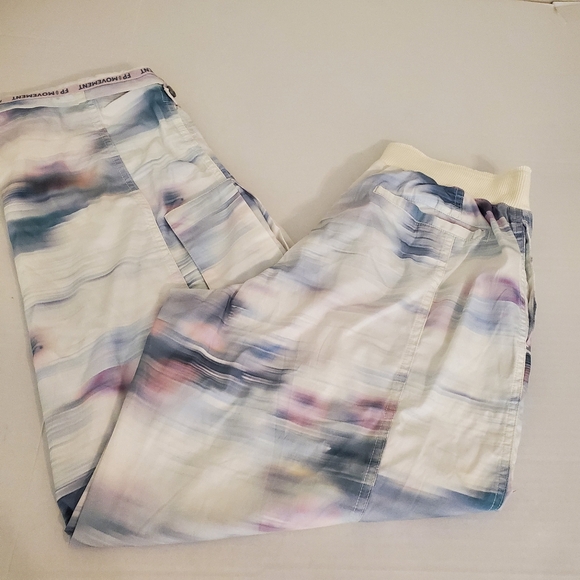 Free People Mesmerize Me Printed Pants Size Small in Meadow Motion - Picture 3 of 11